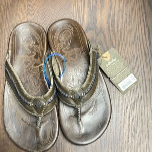 Olukai Mens sz 10 Mea Ola - DK Shadow / Mustang